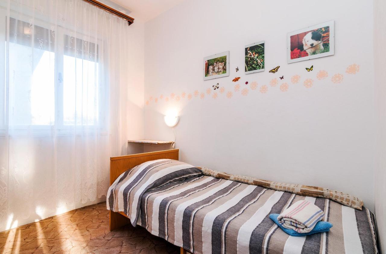 Apartments For Families With Children Privlaka, Zadar - 5747 Bagian luar foto